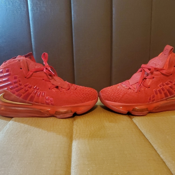 Size 10 - Nike LeBron 17 Red Carpet 2019 - Picture 1 of 7